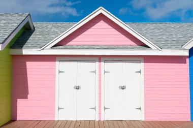 Yazın pembe plaj kulübesi binası. Yazın plaj kulübesi fotoğrafı. Yaz tatilinde sahil kulübesinde. Yazın sahil kulübesi..