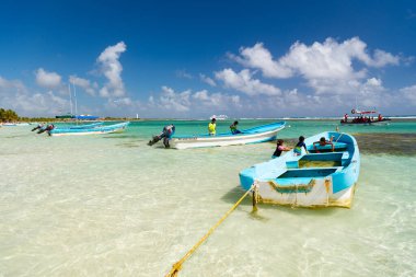 Costa Maya, Meksika - 01 Şubat 2016: Yaz tatili plajında tekne manzarası.