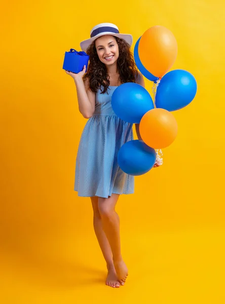 Φωτογραφία Της Χαμογελαστή Γυναίκα Γενεθλίων Μπαλόνια Δώρο Γυναίκα Γενεθλίων Μπαλόνια — Φωτογραφία Αρχείου