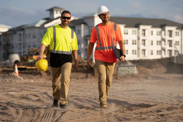 Hombres Ingenieros Positivos Caminando Sitio Construcción Ingenieros Sitio Construcción Llevando — Foto de Stock