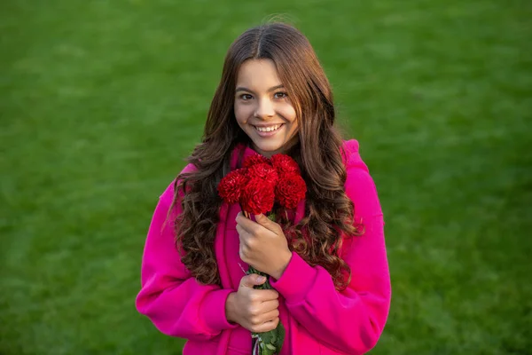 菊の花の花束を持つ10代の女の子 外に秋の花を持つ10代の少女 10代の女の子の秋の花の写真 10代の女の子とともに秋の花屋外 — ストック写真