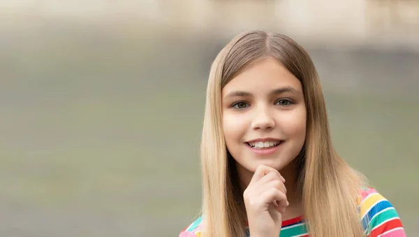 Foto Retrato Menina Adolescente Fora Copiar Anúncio Espaço Retrato Menina — Fotografia de Stock