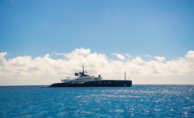 Yatta yaz tatili. Deniz yatında yaz tatili. Seyahat noktasında bir yaz tatili. Yat üstünde yaz tatili fotoğrafı..