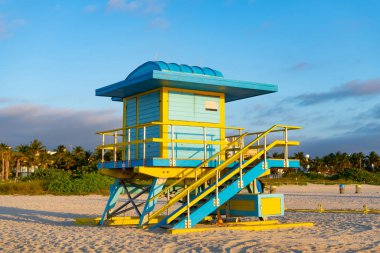 Miami sahilindeki parlak cankurtaranın fotoğrafı. Miami sahilinde cankurtaran. Yazın Miami sahilinde cankurtaran. Miami plaj tatilinde cankurtaran..