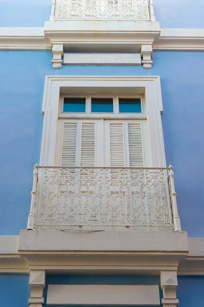 Κάγκελα Μπαλκόνι Λευκό Χρώμα Εξωτερική Φωτογραφία Του Φράχτη Κάγκελα Μπαλκόνι — Φωτογραφία Αρχείου