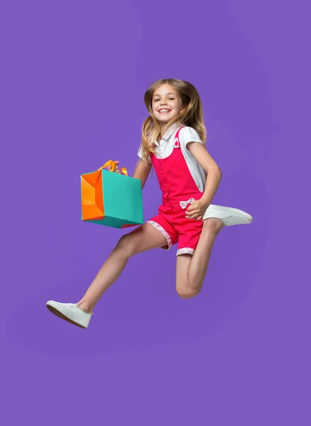 Blij Tiener Meisje Springen Het Winkelen Studio Tiener Meisje Springen — Stockfoto