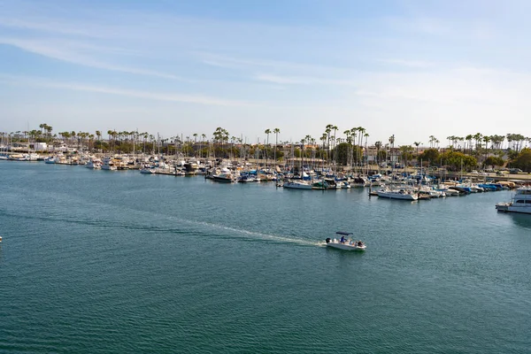 カリフォルニア州ロングビーチ2021年4月10日 夏の港またはヨットハーバー — ストック写真