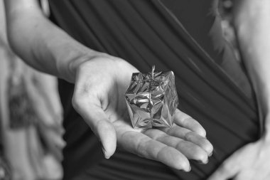 Hediye kutusuna yakın çekim. Hediyeli küçük altın kutu. Doğum günü hediyesi kutusu. Hediye kutusu kadının elinde..