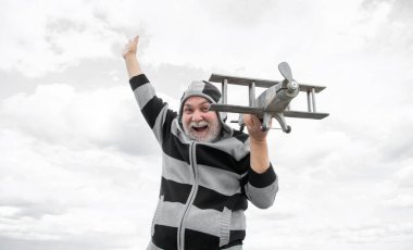 Grizzle emekli oldu. Emekli olmuş olgun bir adam. Gökyüzündeki yaşlı adam oyuncak uçağıyla dışarıda.