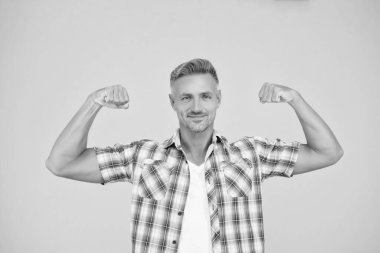 Sarı arka planda kır saçlı güçlü olgun bir adam..