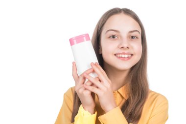 Mutlu çocuk sunar şampuan veya saç kremi şişesi beyaz fotokopi alanında izole edilmiş, ürün sunar.