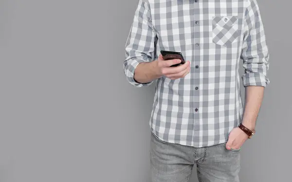 Homem Vista Colheita Segurando Telefone Celular Estúdio Mão Isolado Cinza — Fotografia de Stock
