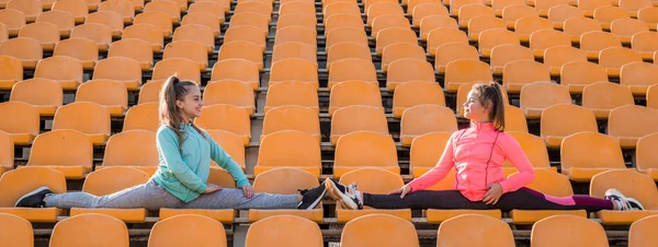 Ευτυχισμένα Κορίτσια Του Σχολείου Έφηβοι Activewear Χωρίζει Τέντωμα Πόδια Καθίσματα — Φωτογραφία Αρχείου