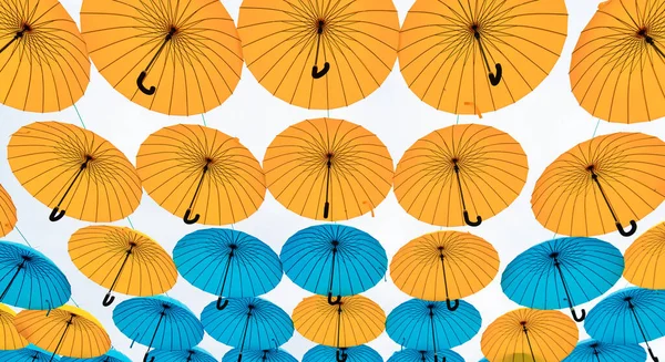 Regenschirm Straßendekoration Bottom Himmel Hintergrund — Stockfoto
