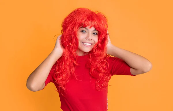 Ráda Dívka Červenými Dlouhými Vlasy Žlutém Pozadí — Stock fotografie