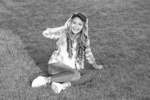 Щаслива Дівчина Учень Слухає Музику Сидячи Зеленій Траві Відкритому Повітрі — стокове фото