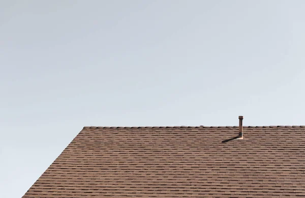 Dom Dach Dachówka Struktura Kominem Niebieskim Niebie Przestrzeń Kopiowania — Zdjęcie stockowe