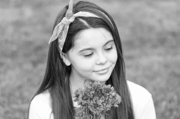 Bahar Çiçekli Genç Bir Çocuğun Portresi — Stok fotoğraf