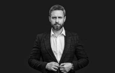 Stüdyoda resmi giyinmiş yakışıklı bir adam. Resmi kıyafetleri olan bir adam. Resmi kıyafetli bir adamın fotoğrafı. resmi erkek kırmızı arkaplanda tek başına resmi kıyafet giyer.