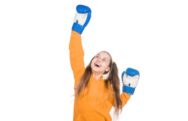 彼女はチャンピオンだ 戦いの勝者だ ボクシンググローブの10代の女の子 白地に隔離された成功した子供ボクサー スポーツの成功 活動的で健康的な子供時代 ノックアウト 幸せな子供は勝利を祝う — ストック写真