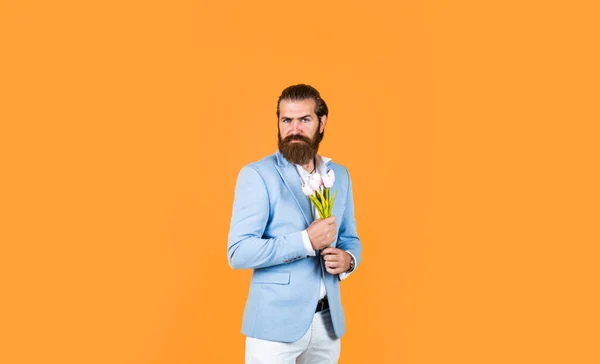 Бородатий Чоловік Елегантній Куртці Тримає Квіти День Весілля Щасливі Батьки — стокове фото