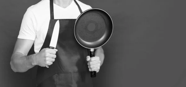 Cheerful Mature Man Chef Apron Frying Pan Knife Red Background — Stock Photo, Image