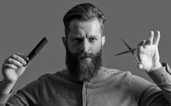 Красивий Перукар Ножицями Робить Зачіску Чоловік Має Бороду Зачіску Студії — стокове фото