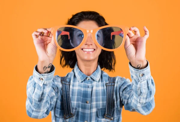 Mujer Bonita Feliz Con Pelo Morena Usar Gafas Fiesta Diversión —  Fotos de Stock