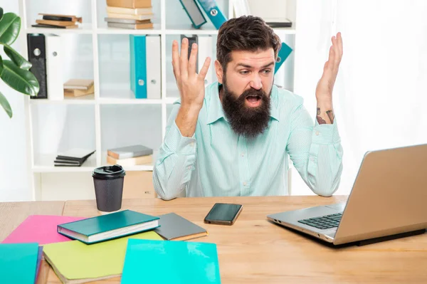 オフィスのデスクでノートパソコンで働く怒っているビジネスマン — ストック写真