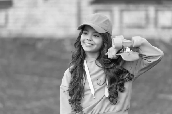 Щасливий Підліток Дитячий Скейтборд Відкритому Повітрі Дівчина Дошкою Пенні Хіпстерська — стокове фото