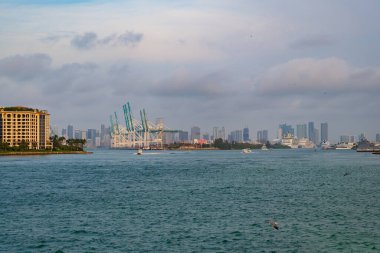 Miami, Florida ABD - 19 Nisan 2021: Miami Limanı 'ndaki şehir manzarası.