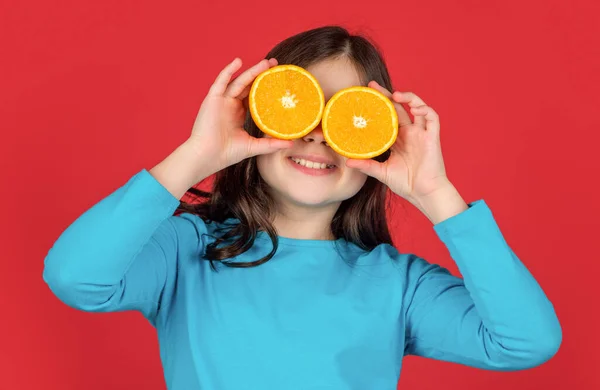 Ευτυχής Έφηβος Παιδί Κατέχουν Πορτοκαλί Φρούτα Μωβ Φόντο — Φωτογραφία Αρχείου