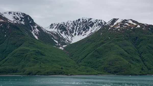 素晴らしい山の景色の自然 雪の山の風景山 アラスカの山の風景 自然界の風景山の写真 — ストック写真