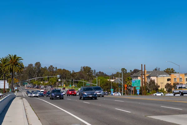 カリフォルニア州ロサンゼルス 2021年3月30日 自動車交通のある州間高速道路405号線の道路 — ストック写真