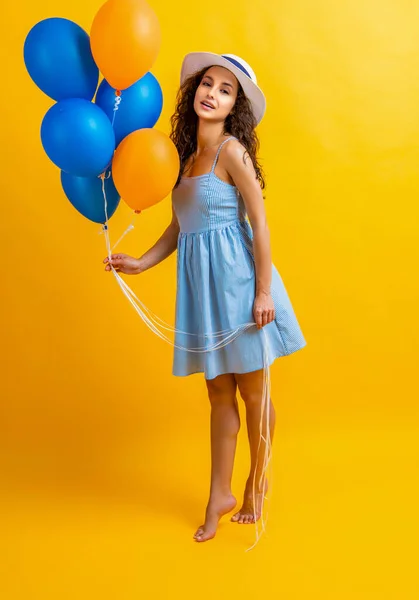 Stüdyoda Balonları Olan Çıplak Ayaklı Bir Yaz Kadını Arka Planda — Stok fotoğraf