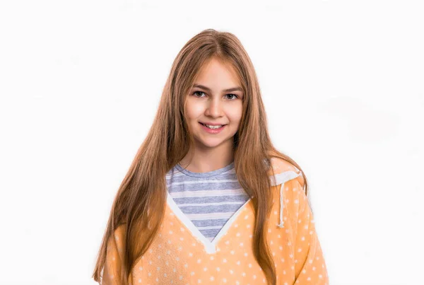 ホームウェアを着た笑顔の少女の写真です ホームウェアの可愛い10代の女の子 白地に隔離された家庭用の10代の少女 十代の女の子はスタジオでホームウェアを着て — ストック写真