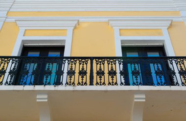 Balkon parmaklıkları dışarıda. Balkon parmaklıklarının fotoğrafı. Evin balkon korkulukları. Balkon korkulukları cephesi.