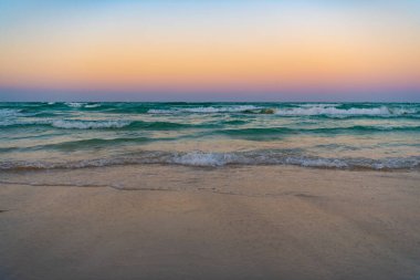 Sahilde gün doğumu. Doğanın deniz ile doğuşu. Doğanın doğuşu deniz manzarası. Doğanın fotoğrafı: Gün doğumu.