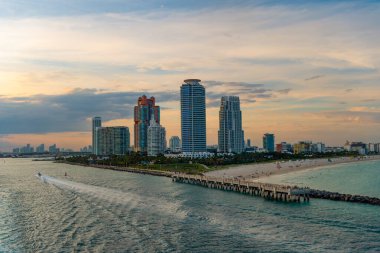 Günbatımında Miami Skyline gökdeleni manzarası. Miami Skyline gökdelen binaları. Miami 'nin gökdeleninin fotoğrafı. Miami Skyline gökdelen görüntüsü.