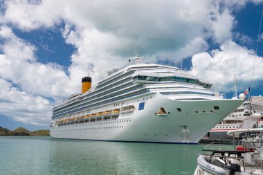 Yaz tatilinde gemi seyahati. Gemi seyahati ve seyahat. Yolcu gemisinin deniz tatili fotoğrafı. seyahat gemisi tatili.