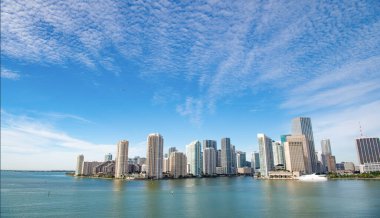 Metropolis 'in gökdeleni Miami' nin panorama fotoğrafı. Miami gökdeleni silüeti. Florida 'daki Miami gökdeleninin silueti. Ufuk çizgisi olan Miami gökdeleni.