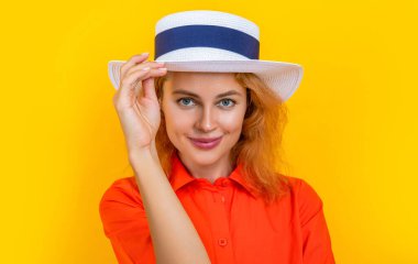 Yazın stüdyoda modaya uygun bir kız. Yazın arka planda modaya uygun bir kız. Yazın eski tarz bir kızın fotoğrafı. Yazın sarıda izole edilmiş modaya uygun bir kız..