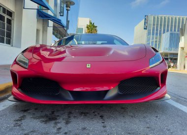 Los Angeles, Kaliforniya ABD - 24 Mart 2021: kırmızı Ferrari F8 Tributo lüks spor araba supercar ön görüş.