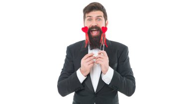 Coşkuya bayılırım. Romantik tatil. Adam sevgililer günü kartı kalbini tutuyor. Kırmızı kalpli mutlu bir adam. Sırılsıklam aşığım. Aşık neşeli bir beyefendi. Bıyıklı, resmi takım elbiseli bir iş adamı. Aşk ve romantizm.