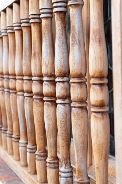 バラスト クローズアップ 木製のバスター選択的フォーカス バルコニーのバスター 褐色のバスター — ストック写真