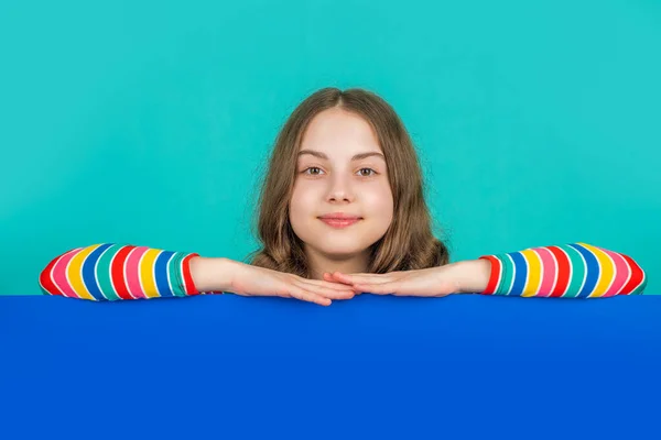 Kind Glimlach Achter Blanco Blauw Papier Met Kopieerruimte Voor Reclame — Stockfoto