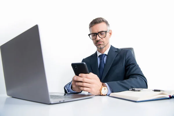 Viel Beschäftigter Mann Brille Mit Handy Büro Mit Computer — Stockfoto