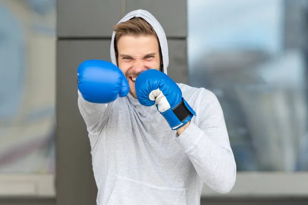 愤怒的男子拳击 穿着帽衫和手套的男子拳击 室外拳击 男子拳击和拳击的照片 — 图库照片