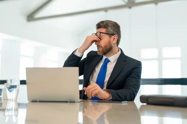Stresli Bir Menajerin Çalışırken Ağrısı Yorgunluğu Olur Adam Yöneticisinin Ağrısı — Stok fotoğraf