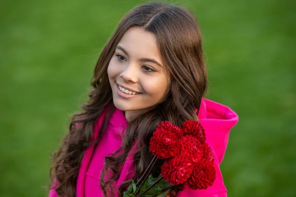 秋の花束を持つ10代の少女の肖像画 秋の花束を持った10代の少女 10代の女の子の秋の花束の写真 十代の女の子とともに秋の花束屋外 — ストック写真